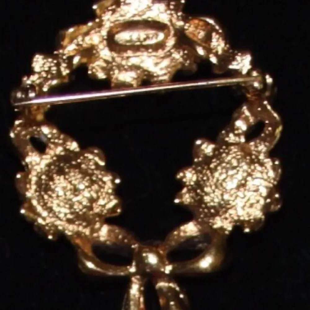 AVON VINTAGE Wreath Pin Brooch